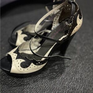 Vince Camuto Size 7 Cream & Black Peep toe 4.5 inch heels.